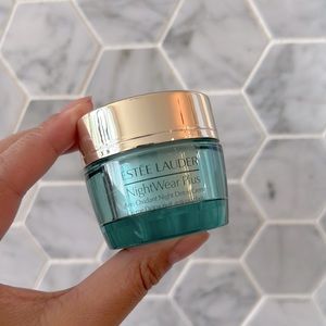 Estée Lauder NightWear Plus Moisturizer
Night Detox Creme 15ML